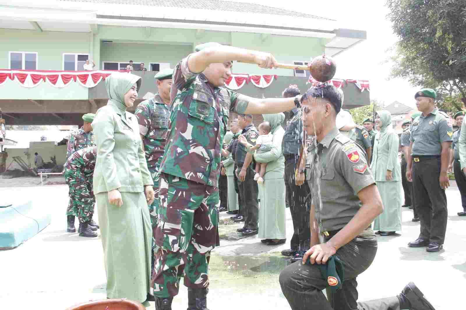 Upacara kenaikan pangkat merupakan tradisi yang ditunggu-tunggu oleh prajurit TNI. Upacara ini merupakan bentuk penghargaan dan penghormatan kepada prajurit atas dedikasi dan pengabdiannya.