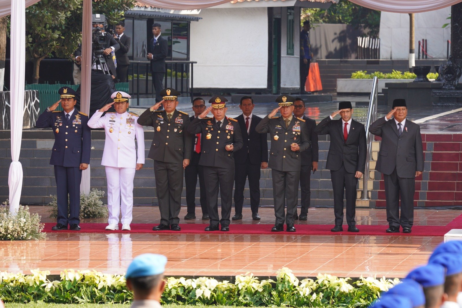 Untuk mengenang jasa para pahlawan dan pejuang bangsa, khususnya para Pahlawan Revolusi, mengheningkan cipta dimulai," ujar Presiden Jokowi memimpin upacara yang berlangsung dengan khidmat.