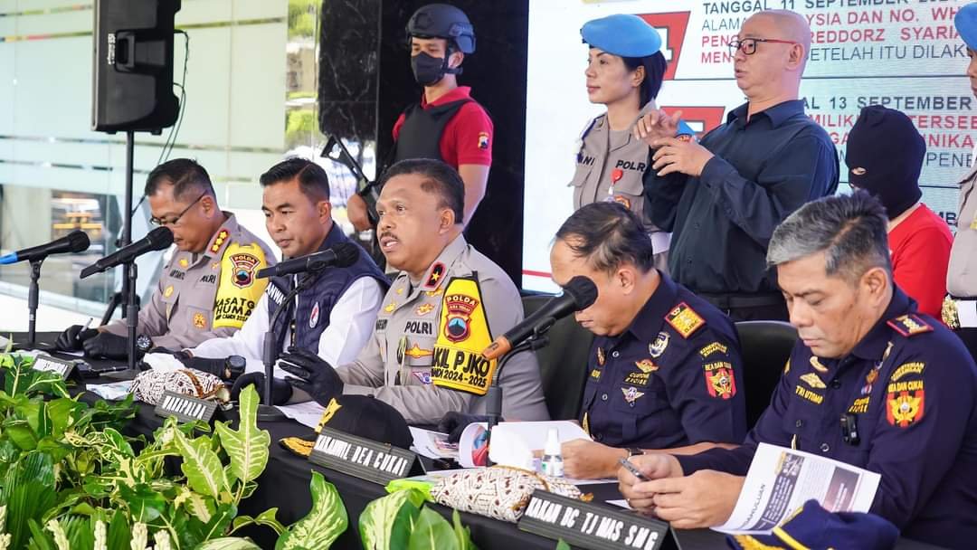 Dari pemeriksaan petugas, lanjut dia, terdapat 24 kaleng susu bubuk yang didalamnya tersimpan paket sabu dengan berat masing-masing 500 gram per paket.