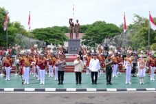 iringan drumband dari para taruna turut mengiringi Presiden Prabowo saat melintasi jajar kehormatan.