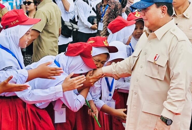 "Tapi saya yakini bahwa tahun 2025, akhir 2025 semua anak Indonesia akan dapat makan bergizi,” ucap Prabowo.