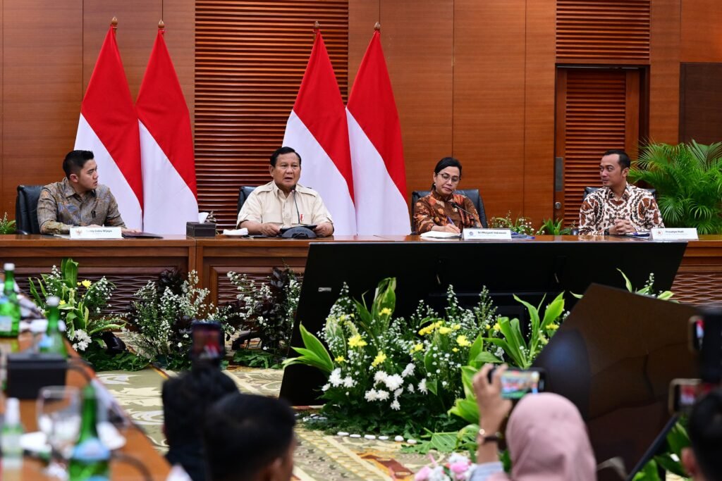 “Untuk barang dan jasa yang dibutuhkan oleh masyarakat banyak yang tetap diberi pembebasan PPn yaitu tarif 0 persen antara lain kebutuhan pokok beras, daging, ikan, telur sayur, susu segar, jasa pendidikan, jasa kesehatan, jasa angkutan umum, rumah sederhana, air minum,” lanjutnya.