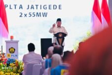 “Memang kita harus swasembada energi dan sasaran kita, kita akan 100 persen swasembada energi. Saya percaya dalam waktu yang tidak lama kita tidak akan impor bbm (bahan bakar minyak) lagi dari luar. Saya punya keyakinan dalam 5 tahun kita tidak akan impor bbm lagi,” ucap Presiden