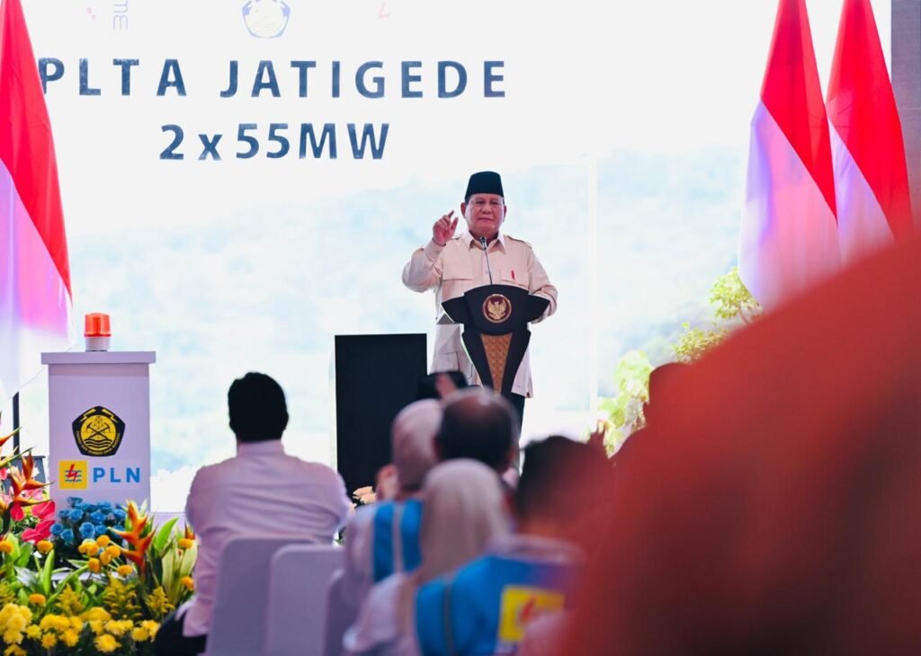 “Memang kita harus swasembada energi dan sasaran kita, kita akan 100 persen swasembada energi. Saya percaya dalam waktu yang tidak lama kita tidak akan impor bbm (bahan bakar minyak) lagi dari luar. Saya punya keyakinan dalam 5 tahun kita tidak akan impor bbm lagi,” ucap Presiden