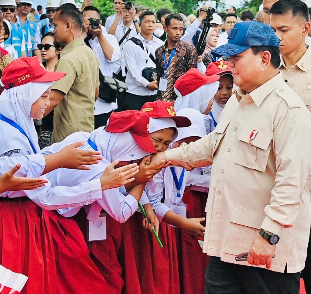 "Tapi saya yakini bahwa tahun 2025, akhir 2025 semua anak Indonesia akan dapat makan bergizi,” ucap Prabowo.