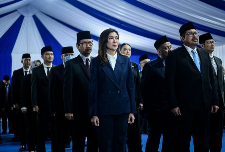 Senin, 13 Januari 2025, saya, Menteri Komunikasi dan Digital Republik Indonesia, dengan ini secara resmi melantik saudara-saudari dalam jabatan baru di lingkungan Kementerian Komunikasi dan Digital Republik Indonesia," ujarnya, dikutip dari siaran pers Komdigi, Senin (13/01/2025).