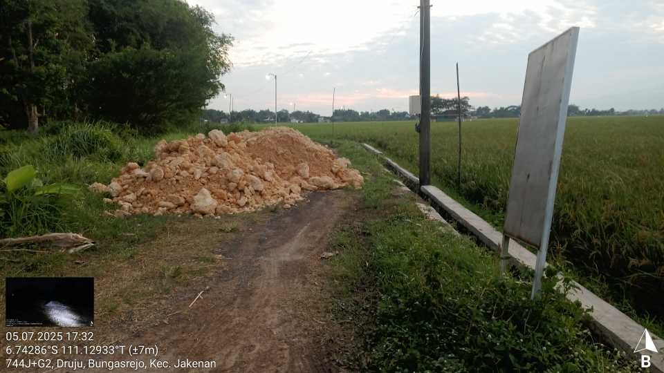 Terpantau oleh awak media, Sabtu 05/07/2025 di lokasi proyek jalan desa Bungasrejo, tidak ditemukan adanya papan informasi proyek, sehingga menjadi pertayaan bagi para Wartawan dalam melaksanakan tugas sosial kontrol.