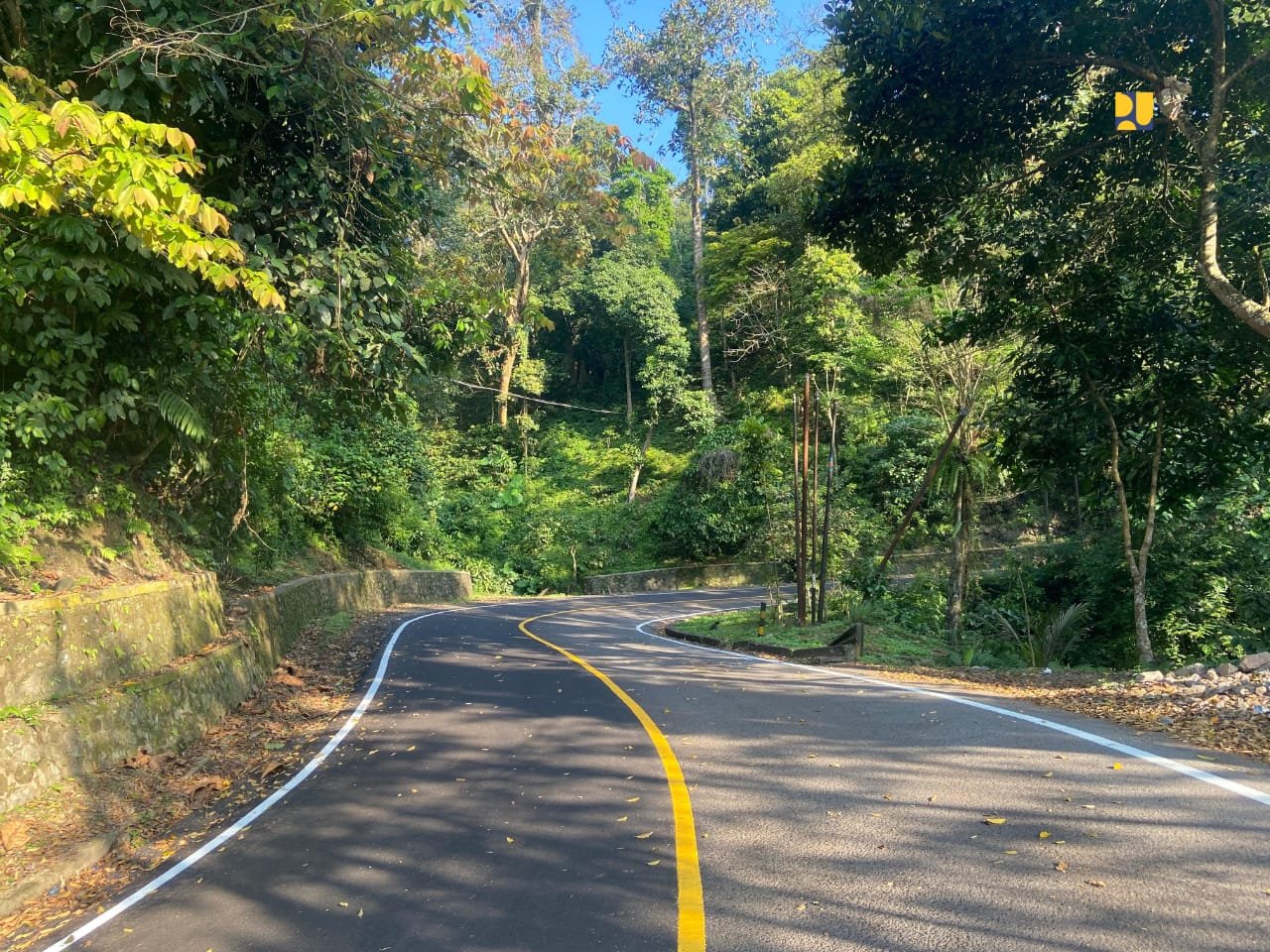 Pekerjaan padat karya bidang jalan meliputi pemeliharaan rutin seperti pembersihan median jalan, pengecatan marka, dan perbaikan ringan dengan progres fisik 63,78% dan menyerap 33.052 tenaga kerja.