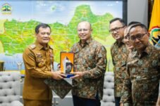 “Nanti kita buat workshop, undang Bupati Wali Kota sekalian Dinas Perakim kabupaten/kota, Himperra, perbankan, juga pihak terkait seperti PLN dan BPN. Kita sudah mendapat penghargaan dari Menteri Perumahan, jangan sampai justru terhambatnya kinerjanya karena perizinan,” tegasnya.