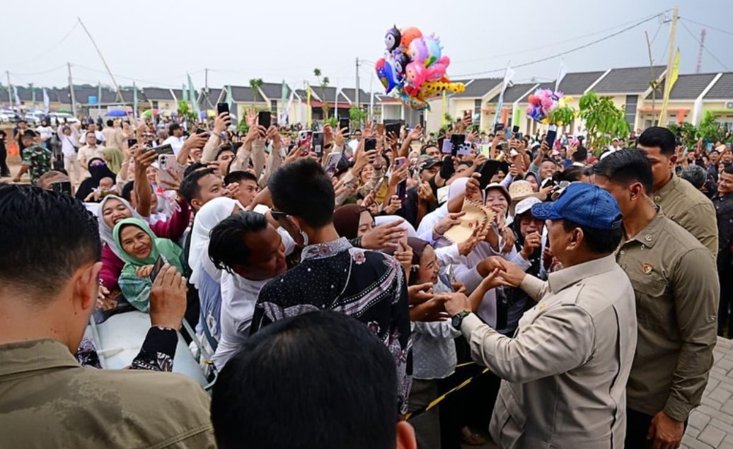 Kepala Negara dalam sambutannya saat meresmikan akad massal 26.000 Kredit Pemilikan Rumah Fasilitas Likuiditas Pembiayaan Perumahan (KPR FLPP) sekaligus serah terima kunci rumah yang dipusatkan di Pesona Kahuripan 10, Cileungsi, Kabupaten Bogor, pada Senin, 29 September 2025.