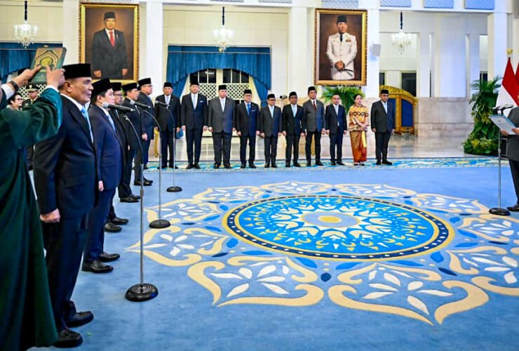 Presiden Prabowo Subianto melantik dua menteri, tiga wakil menteri (Wamen), dan kepala badan untuk Kabinet Merah Putih untuk sisa masa jabatan 2025-2029 di Istana Negara, Jakarta, pada 17 September 2025, dalam suasana khidmat.