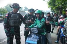 Prajurit TNI AD melaksanakan patroli skala besar di kawasan Monas Jakarta