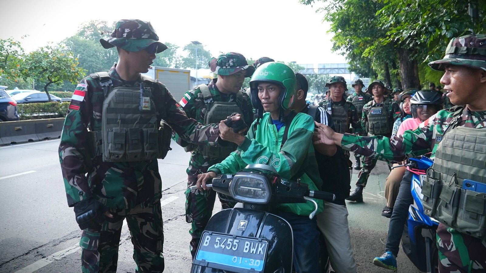 Prajurit TNI AD melaksanakan patroli skala besar di kawasan Monas Jakarta
