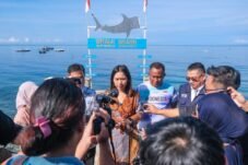 ‎Wakil Menteri Pariwisata (wamenpar) Ni Luh Puspa saat berkunjung ke Desa Botubarani, Kabila Bone, Bone Bolango, Gorontalo pada Minggu (28/9/2025).