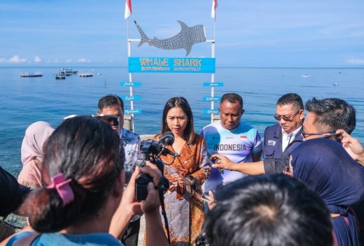 ‎Wakil Menteri Pariwisata (wamenpar) Ni Luh Puspa saat berkunjung ke Desa Botubarani, Kabila Bone, Bone Bolango, Gorontalo pada Minggu (28/9/2025).