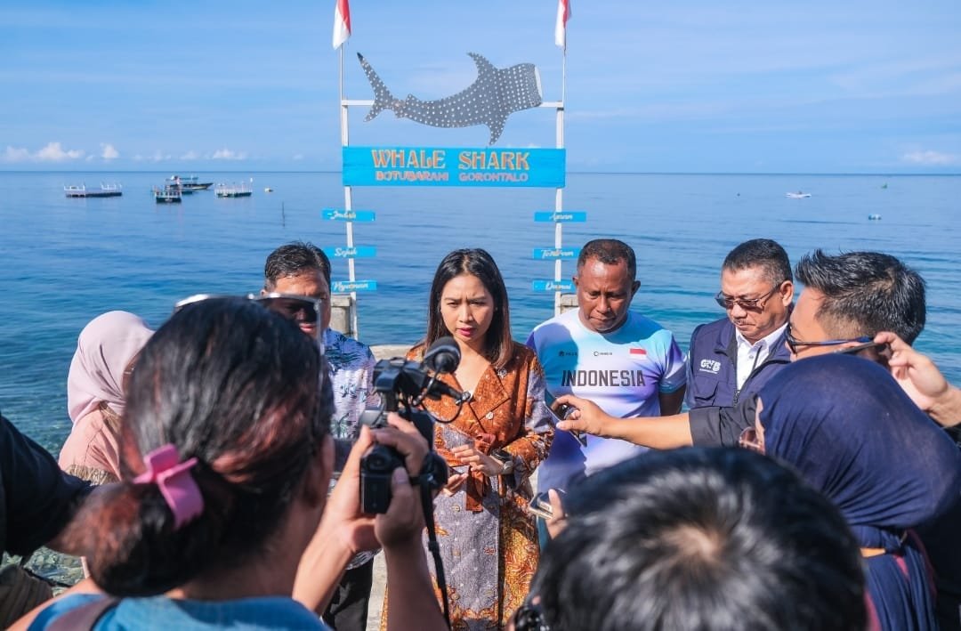 ‎Wakil Menteri Pariwisata (wamenpar) Ni Luh Puspa saat berkunjung ke Desa Botubarani, Kabila Bone, Bone Bolango, Gorontalo pada Minggu (28/9/2025).