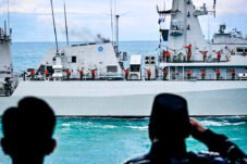 Presiden Republik Indonesia Prabowo Subianto menyaksikan langsung demo laut dan sailing pass di acara Presidential Inspection, di Teluk Jakarta, Kamis (2/10/2025).