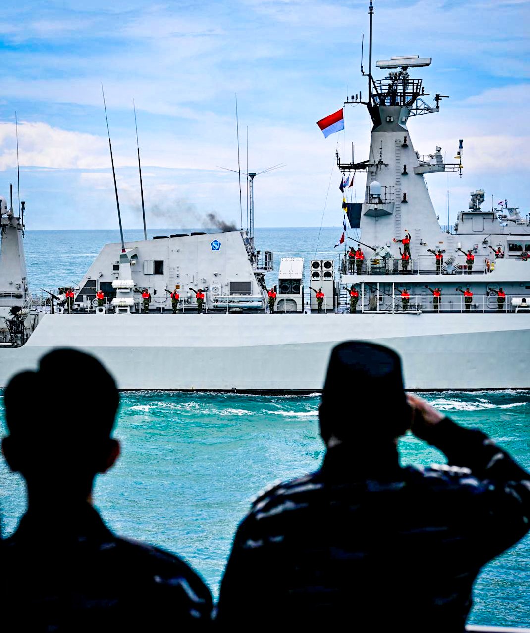 Presiden Republik Indonesia Prabowo Subianto menyaksikan langsung demo laut dan sailing pass di acara Presidential Inspection, di Teluk Jakarta, Kamis (2/10/2025).