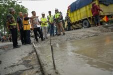 Gubernur Jawa Tengah, Ahmad Luthfi meninjau ruas preservasi Jalan Brigjen Sudiarto, Kota Semarang, Selasa (30/9/2025).