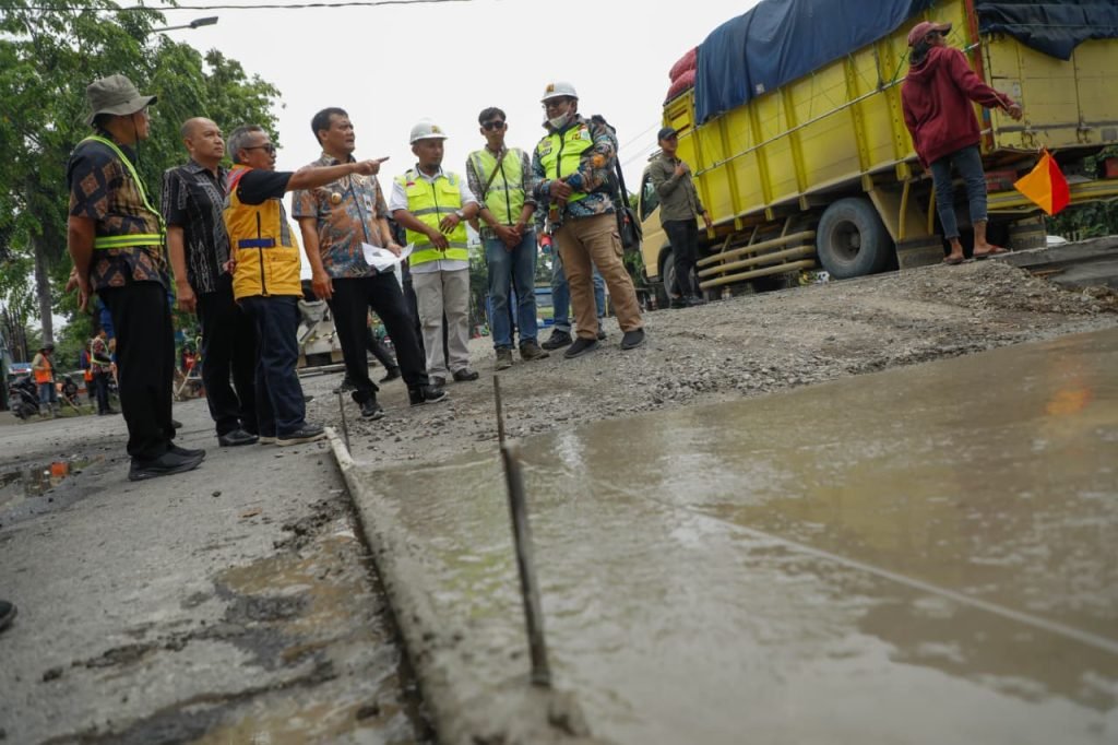Gubernur Jawa Tengah, Ahmad Luthfi meninjau ruas preservasi Jalan Brigjen Sudiarto, Kota Semarang, Selasa (30/9/2025).