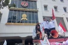 Amarah umat Islam dan suara rakyat Indonesia tumpah di depan kantor Komisi Penyiaran Indonesia (KPI) di Jakarta, Kamis, 16 Oktober 2025.