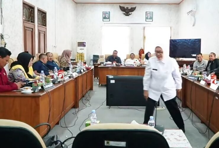 Sidang lanjutan Pansus Hak Angket Pemakzulan Bupati Pati Sudewo yang berlangsung pada Rabu, 1 Oktober 2025, mengungkapkan sejumlah kejanggalan terkait pengangkatan Rini Susilowati sebagai Direktur RSUD RAA Soewondo Pati.