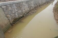 Pembangunan Talud Jalan RT 05 RW 01 Desa Puluhantengah Kecamatan Jakenan Kabupaten Pati Dengan Anggaran Rp.200.000 yang Bersumber dari Bantuan Keuangan Pemerintah Kabupaten Pati, Senin (1711/2025).