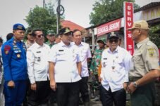 Wakil Gubernur Jawa Tengah meninjau lokasi pengungsian banjir di Kabupaten Pati, Januari 2026
