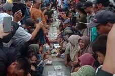 Ribuan warga yang hadir membawa beragam sajian makanan, dari nasi tumpeng hingga kue tradisional, untuk disantap bersama.