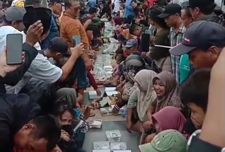 Ribuan warga yang hadir membawa beragam sajian makanan, dari nasi tumpeng hingga kue tradisional, untuk disantap bersama.