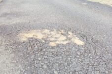 Pantauan ID Realita di lokasi, Rabu (14/01/2026) menunjukkan bahwa sebagian badan jalan tampak retak, mengelupas, bahkan terdapat beberapa titik yang diperbaiki ulang. Ironisnya, perbaikan tersebut dinilai tidak sesuai spesifikasi teknis (spek).