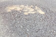 Pantauan ID Realita di lokasi, Rabu (14/01/2026) menunjukkan bahwa sebagian badan jalan tampak retak, mengelupas, bahkan terdapat beberapa titik yang diperbaiki ulang. Ironisnya, perbaikan tersebut dinilai tidak sesuai spesifikasi teknis (spek).