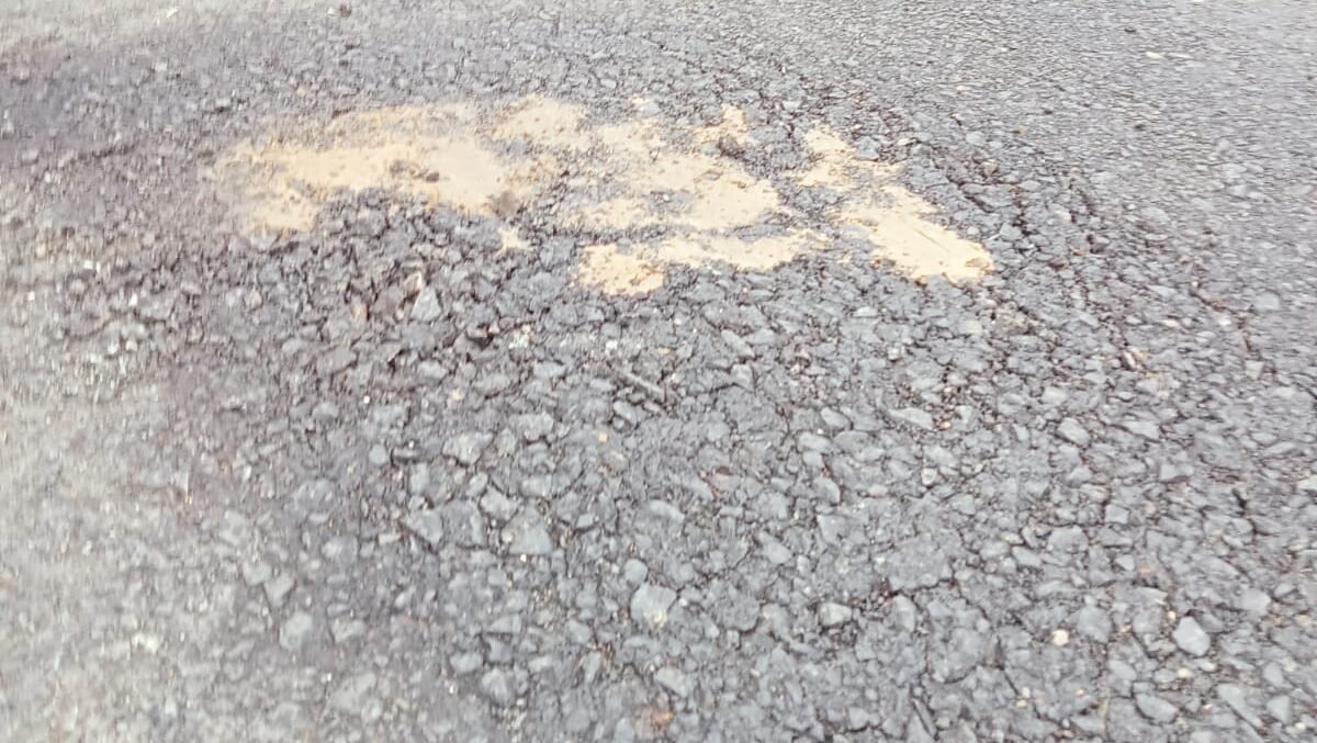 Pantauan ID Realita di lokasi, Rabu (14/01/2026) menunjukkan bahwa sebagian badan jalan tampak retak, mengelupas, bahkan terdapat beberapa titik yang diperbaiki ulang. Ironisnya, perbaikan tersebut dinilai tidak sesuai spesifikasi teknis (spek).