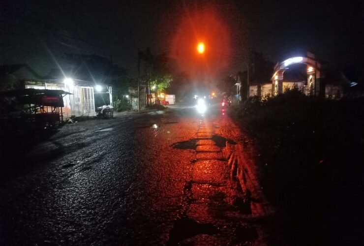 Salah satunya jalan antar kecamatan di Pati  tepatnya di lintasan jalan Pasar Juwana Kecamatan Juwana arah menuju Tayu, atau sebaliknya terlihat banyak lubang. Sehingga pengguna jalan merasa was was saat melintas di jalan tersebut. Senin (12/01/2025).