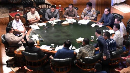 Presiden Prabowo Subianto berdiskusi dengan para menteri Kabinet Merah Putih di kediamannya di Hambalang setelah kembali dari lawatan luar negeri.