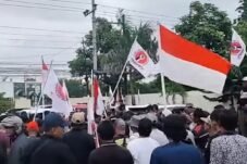 Massa AMPG di luar PN Pati kibarkan spanduk dan bendera dukung Botok dan Teguh.