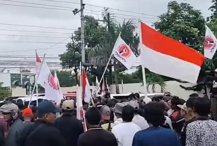 Massa AMPG di luar PN Pati kibarkan spanduk dan bendera dukung Botok dan Teguh.