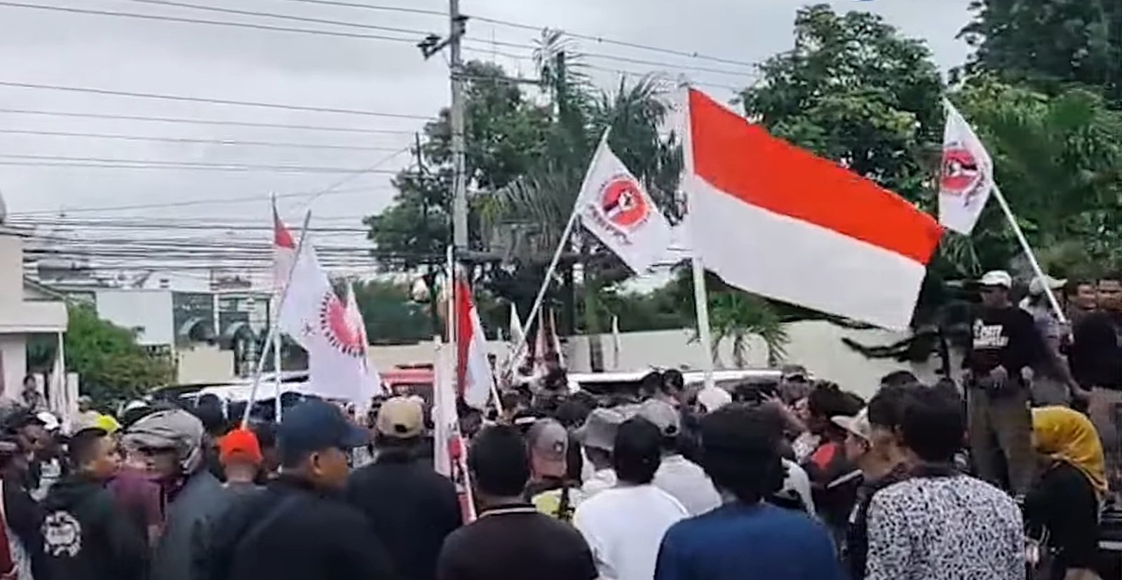 Massa AMPG di luar PN Pati kibarkan spanduk dan bendera dukung Botok dan Teguh.