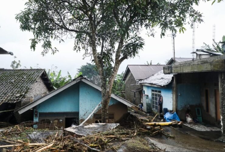 Rumah warga di Desa Penakir, Pemalang, rusak parah akibat banjir bandang Lereng Gunung Slamet 2026