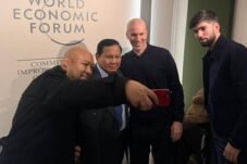 Foto Presiden Prabowo Subianto dengan Zinedine Zidane dan Theo Zidane, memperlihatkan pertemuan informal di WEF Davos.