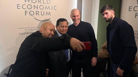 Foto Presiden Prabowo Subianto dengan Zinedine Zidane dan Theo Zidane, memperlihatkan pertemuan informal di WEF Davos.