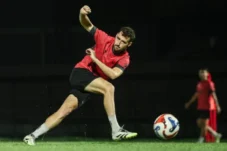 Imanol Garcia, gelandang Persik Kediri, sedang berlatih menendang bola dalam sesi latihan malam jelang laga melawan Persis Solo.