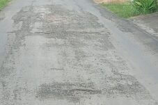 Kondisi aspal latasir yang retak dan berlubang pada proyek rehabilitasi jalan Tambahmulyo-Sugingwarno, Kecamatan Gabus, Pati, pada Februari 2026.