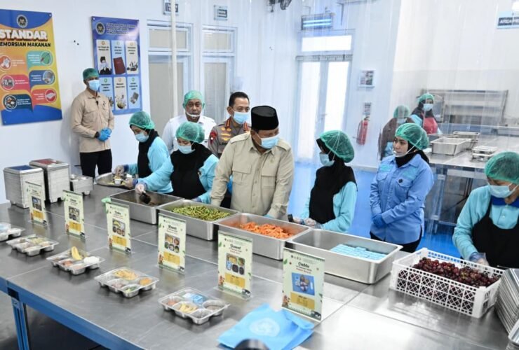 Presiden Prabowo Subianto meninjau fasilitas Satuan Pelayanan Pemenuhan Gizi (SPPG) di Palmerah, didampingi Kapolri Listyo Sigit Prabowo dan staf dapur.