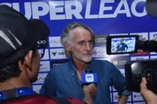 Pelatih Dewa United Jan Olde Riekerink sedang memberikan keterangan kepada wartawan dalam sesi wawancara terkait strategi rotasi tim.