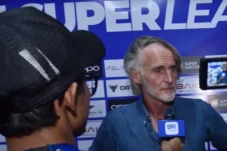 Pelatih Dewa United Jan Olde Riekerink sedang memberikan keterangan kepada wartawan dalam sesi wawancara terkait strategi rotasi tim.