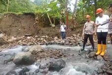 Petugas dan warga meninjau kondisi jembatan ambrol di aliran sungai berbatu di Dukuh Bongkar, Desa Nglumpit, Kecamatan Tlogowungu, Kabupaten Pati.