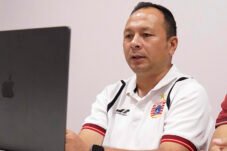 "Asisten pelatih Persija, Ricky Nelson, memberikan instruksi taktik kepada pemain termasuk bek kiri Dony Tri Pamungkas dalam sesi latihan jelang laga tandang melawan Bali United untuk mengejar posisi puncak klasemen."