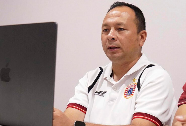 "Asisten pelatih Persija, Ricky Nelson, memberikan instruksi taktik kepada pemain termasuk bek kiri Dony Tri Pamungkas dalam sesi latihan jelang laga tandang melawan Bali United untuk mengejar posisi puncak klasemen."