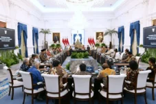 Presiden Prabowo Subianto mengadakan pertemuan dengan tokoh diplomasi senior seperti Dino Patti Djalal, Hassan Wirajuda, Alwi Shihab, dan Jusuf Wanandi di Istana Merdeka, Jakarta, untuk membahas arah kebijakan luar negeri Indonesia dan respons terhadap konflik internasional termasuk isu Palestina.